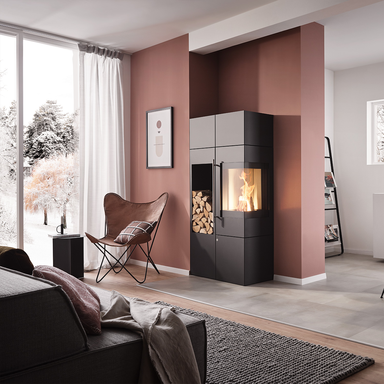 Olsberg Ipala Smart Compact poêle à bois en acier noir, ouverture de porte à droite, porte en acier avec module de stockage et étagère à bois à gauche.